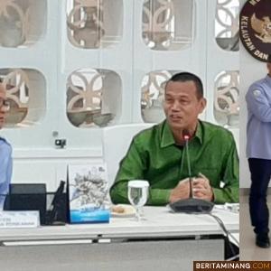 Kunjungi Kementerian Kelautan dan Perikanan Republik Indonesia (KKP RI), Wako Pariaman, Genius Umar presentasikan Kota Pariaman sebagai Kota Maritim Pariwisata Pesisir dan Laut dihadapan Menteri Perikanan dan Kelautan RI, Edhy Prabowo, Senin (13/1/2020). (Media Center Kominfo Kota Pariaman)