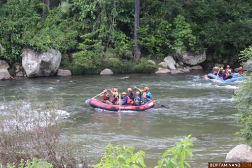 Para penyuka olahrga arung jeram sedang bertualang di Batang Palangai Gadang Pessel. Foto Humas Pessel
