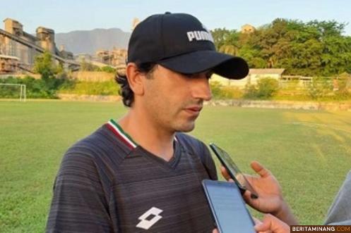 Pelatih Eduardo Almeida saat diwawancarai wartawan. Foto mediasinews