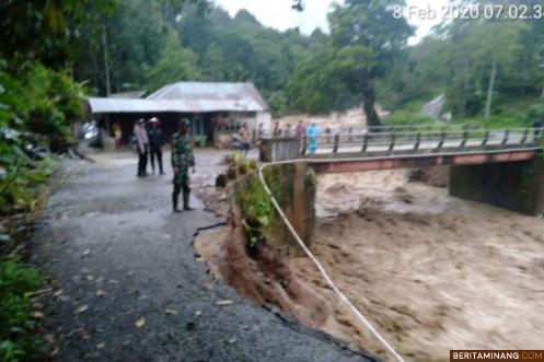 Kondisi jalan dan jembatan Sungai Durian, Kabupaten Solok, Sabtu (8/2/2020) pagi. Foto: suhanews
