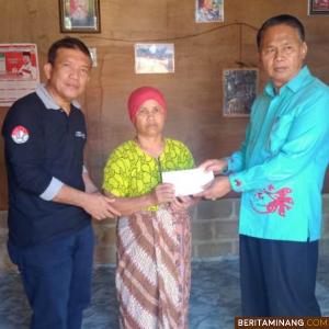 Ketua Baznas Yuspardi dan Kadis Sosial Pemberdayaan Perempuan dan Perlindungan anak, Zulpian Apriyanto, serahkan bantuan ke istri almarhum Syamsidar. Foto Humas Pessel