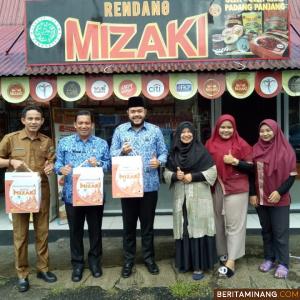 Wako Padang Panjang Fadly Amran dan Sekdako Sonny Budaya Putra saat berfoto untuk promosikan Rendang Mizaki.
