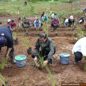 Presiden Joko Widodo (Jokowi) melakukan penanaman rumput vetiver bersama warga di lokasi lereng longsoran Desa Pasirmadang, Sukajaya, Kabupaten Bogor, Jawa Barat, Senin (3/2). Foto: Humas BNPB