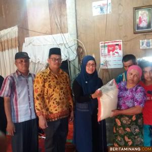 Kepala Bidang Perlindungan, Jaminan Sosial dan.Penanganan Fakir Miskin, Dinsos PP dan PA Rita Susandra, S.Pi, M.Si bersama Kabag Humas Rinaldi Dasar serahkan bantuan. Foto Humas Pessel
