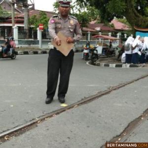 Petuga kepolisian saat melakukan olah tempat kejadian perkara, Kamis (19/2/2020)(Foto: Unit Laka Lantas Polres Kota Pariaman)