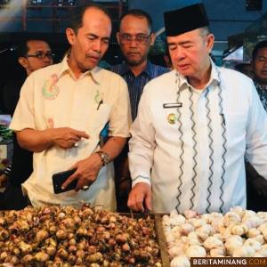 Wagub Nasrul Abit saat tinjau harga bawang putih di Pasar Raya Padang. Foto Humas Sumbar