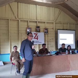 Bupati Mentawai Yudas Sabaggalet saat berikan pengarahan rencana pembangunan pabrik pengolahan pisang di desa Bulasat Pagai Selatan.Foto sasaraina
