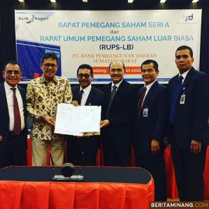 Gubernur Irwan Prayitno bersama jajaran Direksi Bank Nagari yang diberhentikan. Foto semangatnews