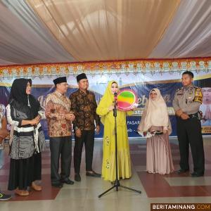 Ketua BKMT Pesisir Selatan, Hj Lisda Hendrajoni, memukul rebana qasidah tanda dimulainya lomba. Foto Humas Pessel