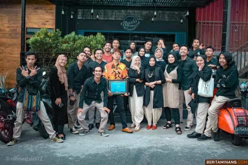 Para anggota Komunitas Ruang Tumbuh dalam sebuah pertemuan.