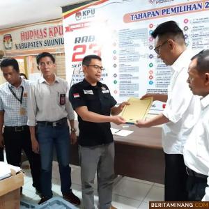 Ketua KPU Sijunjung Lindo Karsyah dan Komisioner KPU lainnya, saat menerima berkas pendaftaran bakal pasangan calon perorangan H. Endre Saiful- Drs. Nasrul, Rabu (19/2). Foto Humas KPU Sijunjung