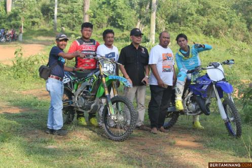 Kabid Binpres KONI Sumbar Henddy Luthan dan Kabid Humas AKBP Purn Sareng Suprato foto bersama pelatih dan crosser. Foto: Humas KONI Sumbar