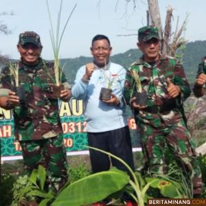 Dandim 0312/Padang Kolonel Arh Nova Mahanes Yudha pimpin penanaman tumbuhan akar wangi (Vetiver) dan tanaman buah di daerah rawan longsor Kelurahan Bungus Selatan Kota Padang. Pen 032