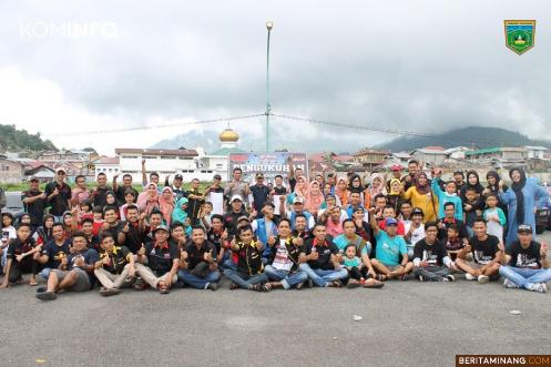 Wawako Asrul foto bersama penggemar mobil lawas, usai pengukuhan Padang Panjang Corolla DX Community.