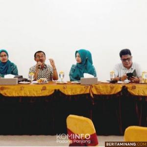 Ketua TP PKK Kota Padang Panjang Ny. Dian Puspita Fadly Amran, Sp,JP saat acara Pembinaan Penyusunan Laporan IVA Test Tahun 2020.