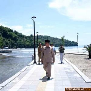 Wali Kota Padang H.Mahyeldi Ansharullah dalam kunjungan ke Pantai Aia Manih Berserta OPD, Senin (3/1/2020). Foto: Humas Kota Padang