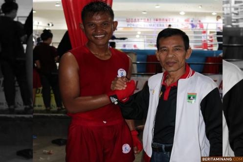 Ketua KONI Sumbar Syaiful, SH, MHum bersama atlet Muaythai. Foto mediasinews