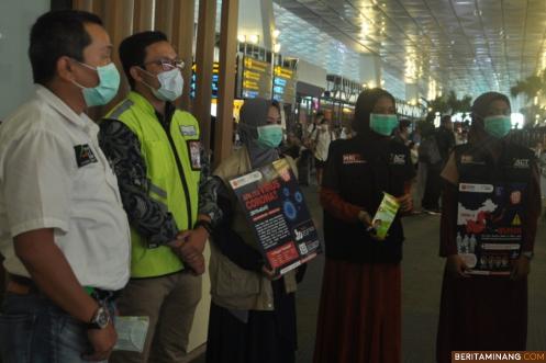 ACT Membagikan Masker Kepada Warga Indonesia Yang Baru Tibo dari Tiongkok di Bandara Soekarno Hatta Jakarta
