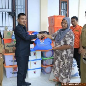 Wakil Bupati Dharmasraya, H. Amrizal Dt Rajo Medan juga menyalurkan bantuan untuk korban banjir yang ada di Nagari Gunung Selasih dan Nagari Empat Koto Pulau Punjung. Foto: Release Dharmasraya