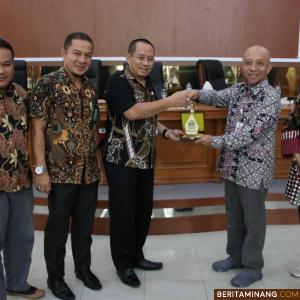 Saling tukar cendramata pemkab.Gunung Kidul dengan Pemko Bukittinggi