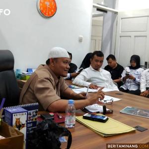 Kepala Dinas Kominfo, Drs. H. Ampera, SH, M.Si pimpin rapat persiapan majalah.