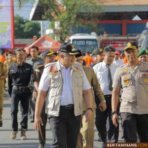 Wali Kota Solok H.Zul Elfian dan Forkompinda saat menuju lapangan apel siaga. Foto Siska