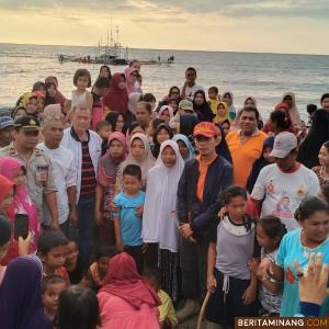Wagub Nasrul Abit bersama keluarga nelayan air haji yang hilang. Dok Humas Sumbar