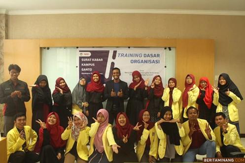 Pengurus atau pengelola SKK Ganto Universitas Negeri Padang foto bersama pemateri Romi Mardela, S.Pd., M.Pd