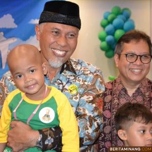 Wako Mahyeldi menggendong seorang anak penderita kanker di RSU M. Djamil Padang saat peringatan Hari Kanker Sedunia. Foto Humas Padang