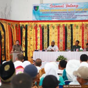 Bupati Hendrajoni saat berbicara di Musrembang Kecamatan Bayang, Rabu (19/2/2020). Foto Humas Pessel