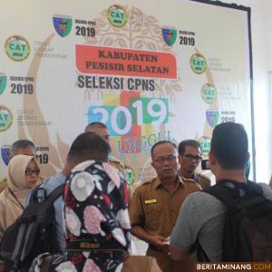 Sekda Erizon diwawancarai wartawan usai pantau pelaksanaan Tes CPNS. Foto Humas Pessel