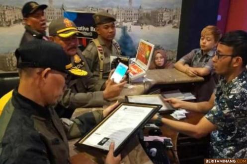 Puluhan cafe karaoke di Padang Sumatera Barat di datangi oleh Satpol PP Padang pada minggu dini hari (23/2/2020). Foto: Humas Kota Padang