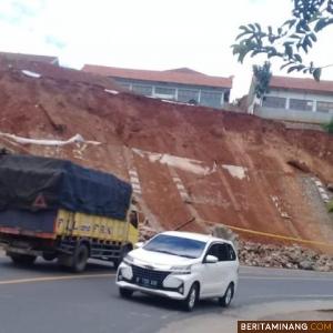 Tembok penahan tebing yang roboh pascagempa M 4,9 Garut Jawa Barat. Foto Humas BNPB
