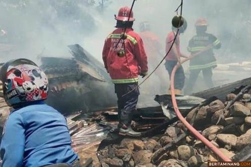  Tenda Baralek Hambat Damkar Padamkan Kebakaran di Korong Gadang Kuranji
