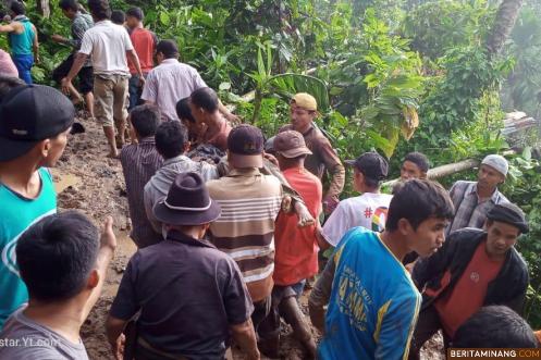 Tim Penyelamat gabungan sedang evakuasi warga Sungai Lasi yang ditemukan meninggal dunia akibat tertimbun longsor. Foto Siska