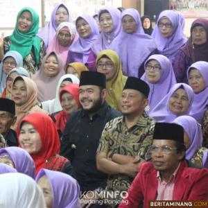 Wako Fadly Amran berbaur lansia.
