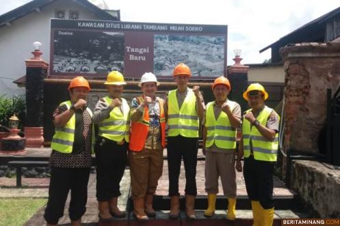 Dede Farhan Aulawi (tigas dari kiri) berfoto di Museum Lubang Tambang Mbah Soero. Ist