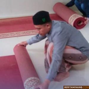 Menindaklanjuti himbauan dari Pemerintah Kota Padang Panjang, pengurus Masjid Raya Jihad mulai menggulung tikar dan karpet sholat. Foto: Kominfo Padang Panjang