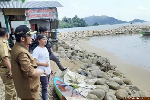 Wawako Hendri Septa saat meninjau Batu Grib di Kawasan Wisata Pantai Bungus. Foto Humas Padang