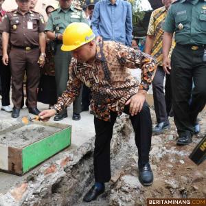 Walikota Bukittinggi Ramlan Nurmatias peletakan batu pertama bedah rumah di Pakan Kurai Bukittinggi.