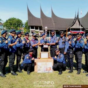 Tim Damkar Padang Panjang foto bersama usai menerima Piala Juara 1.