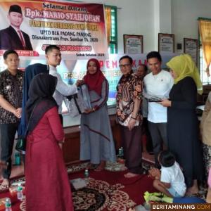Mario Syahjohan, anggota DPRD Sumbar dari Fraksi Gerindra serahkan alat pelatihan pada seorang peserta. Foto Humas Disnaker Sumbar