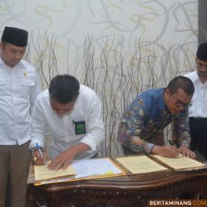 Plt. Bupati Solok Selatan Abdul Rahman bersama dengan Kepala Balai Besar TNKS Tamen Sitorus teken kesepahaman. Humas Solsel