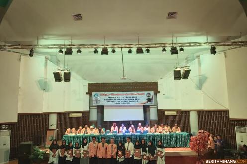 Fakultas Bahasa dan Seni  Universitas Negeri Padang hari ini melepas 273 wisudawan Periode Maret 2020 dan memberikan piagam penghargaan kepada pemuncak fakultas tiap program studi.