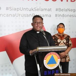 Sekretaris Jenderal Keuskupan Agung Jakarta Romo V. Adi Prasojo Pr saat jumpa pers. Foto Humas BNPB