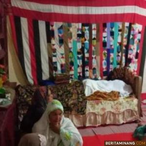 Jenazah Pak Kunin saat disemayamkan di rumah duka di Kampung Nyiur Gading. (Foto istimewa/klikpositif)