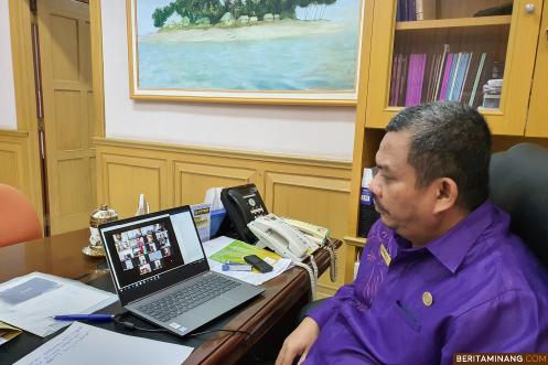Hari Ini Rapat MPU Universitas Negeri Padang yang dipimpin oleh Rektor Prof. Ganefri, Ph.D. dengan Fasilitas Telekonferensi.