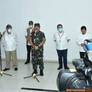 Panglima TNI Marsekal TNI Hadi Tjahjanto menjawab pertanyaan wartawan usai peninjauan RS Khusus. Foto Humas BNPB