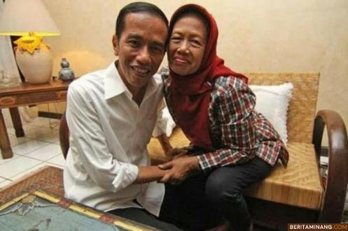 Presiden Jokowi bersama Ibunda. Ist