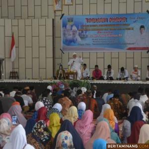 Suasana saat Tengku Zulkarnain berikan tausyih pada tabligh akbar di Solok Selatan. Foto Humas Solsel